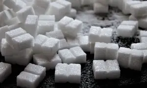 Stos białych kostek cukru, idealnych jako smakołyk dla konia.